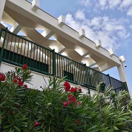 Queen Beach Apartments Nin Buitenkant foto
