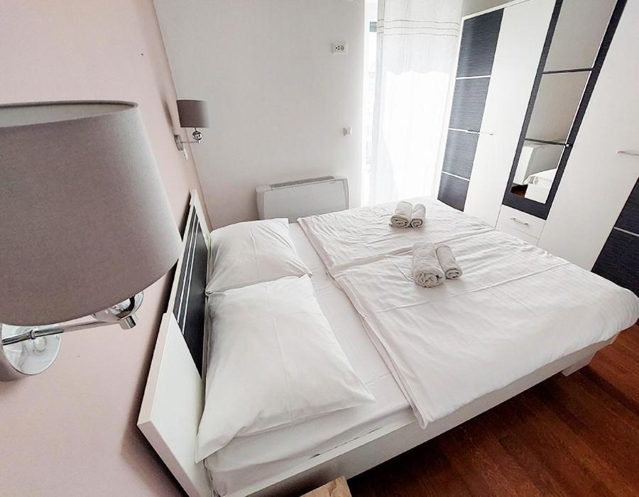 Queen Beach Apartments Nin Buitenkant foto