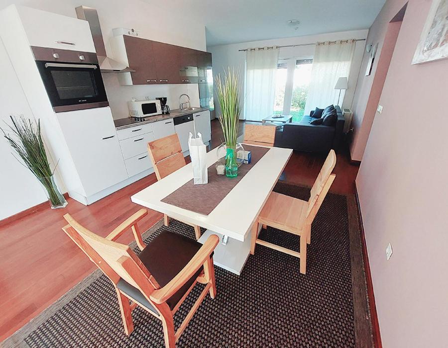 Queen Beach Apartments Nin Buitenkant foto