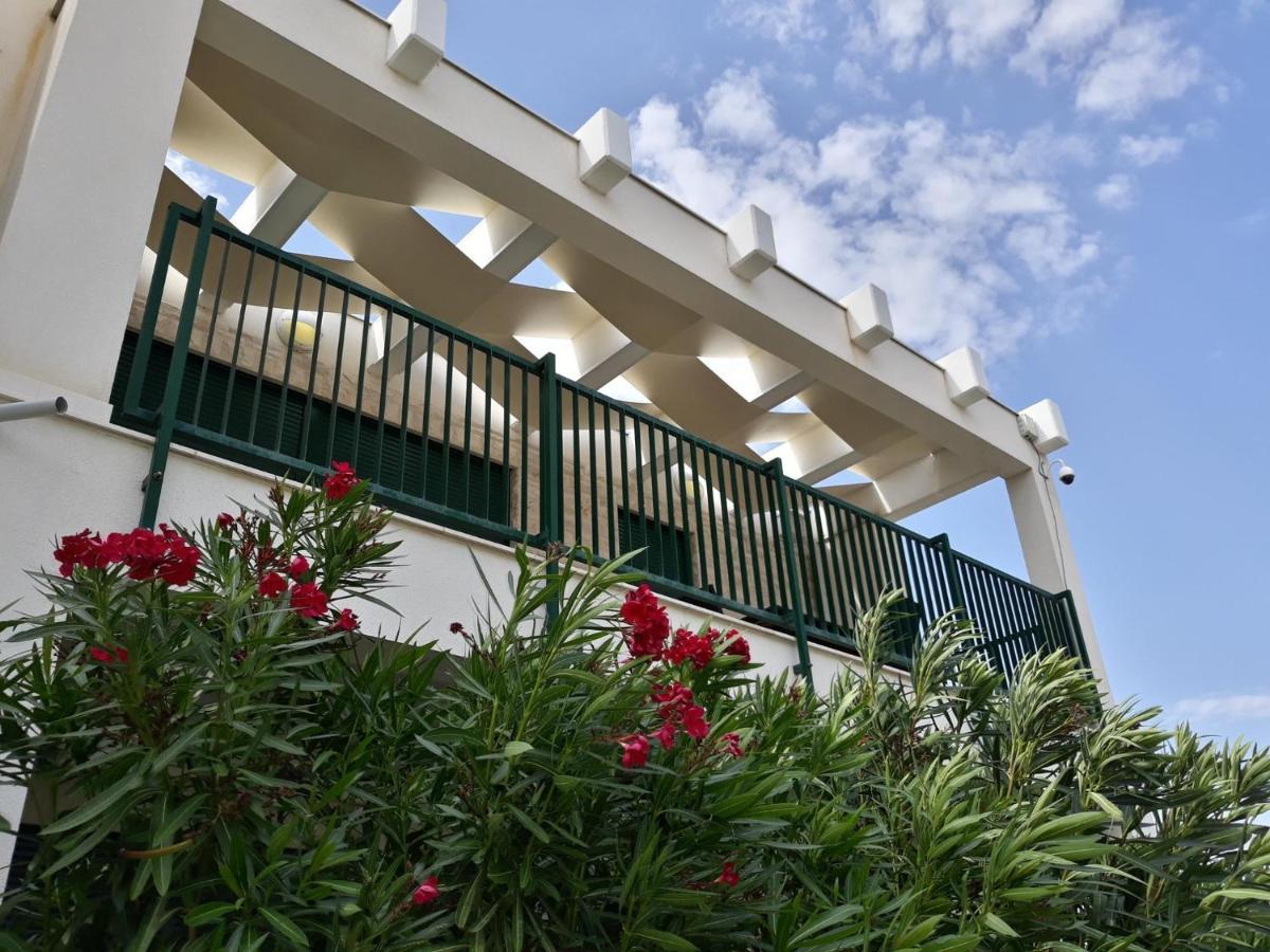 Queen Beach Apartments Nin Buitenkant foto