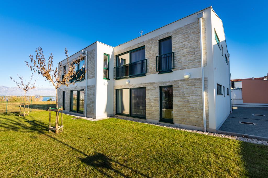 Queen Beach Apartments Nin Buitenkant foto