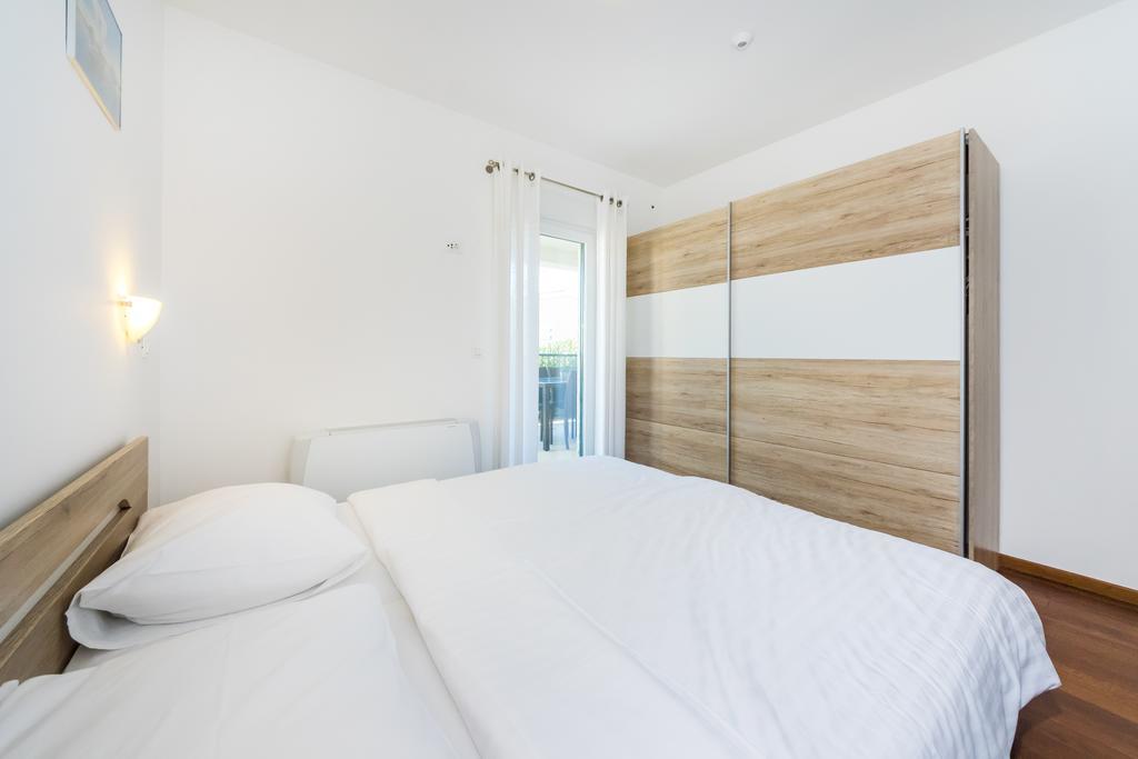 Queen Beach Apartments Nin Buitenkant foto