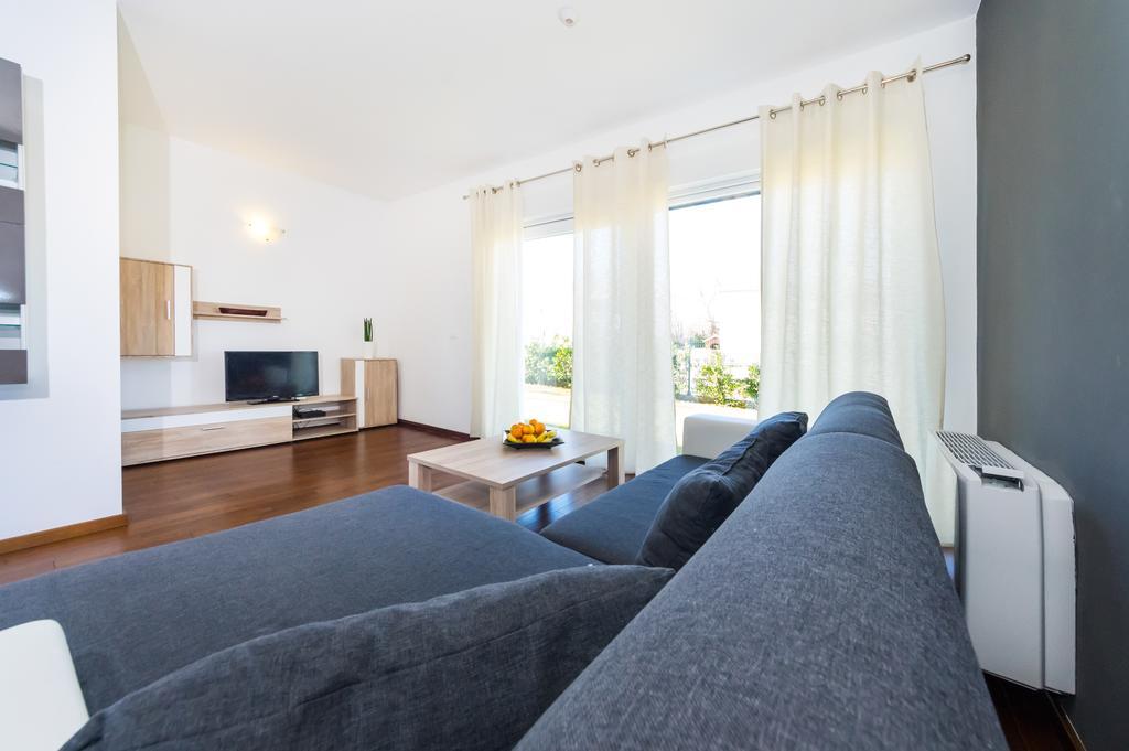 Queen Beach Apartments Nin Buitenkant foto