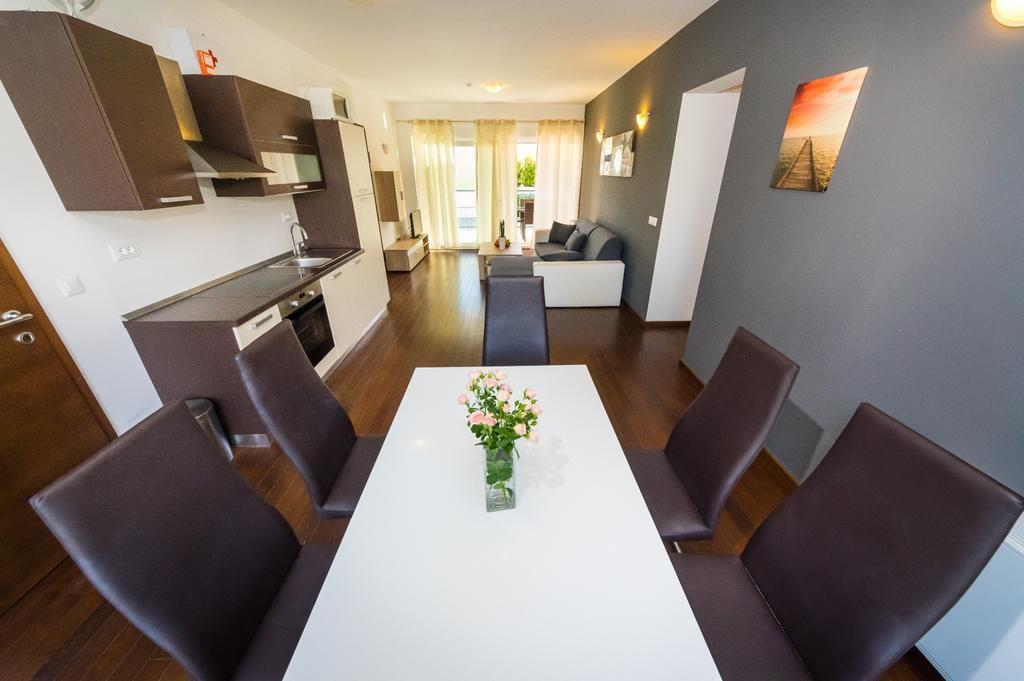 Queen Beach Apartments Nin Buitenkant foto