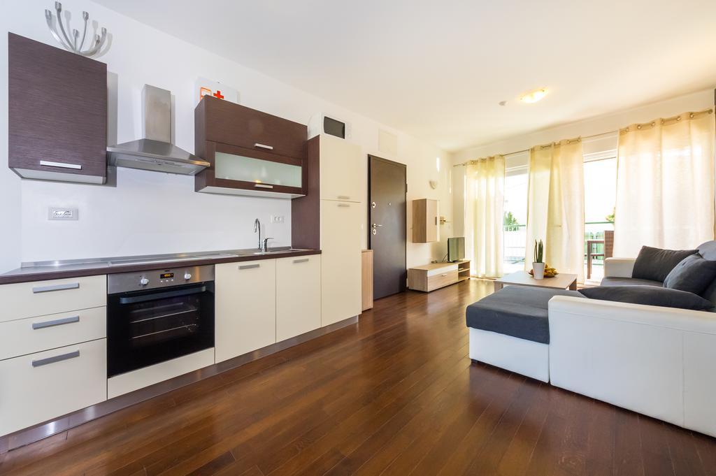 Queen Beach Apartments Nin Buitenkant foto